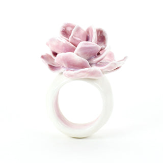 FARPHORIA_porcelain_ring_amethyst_rose_hand_pink