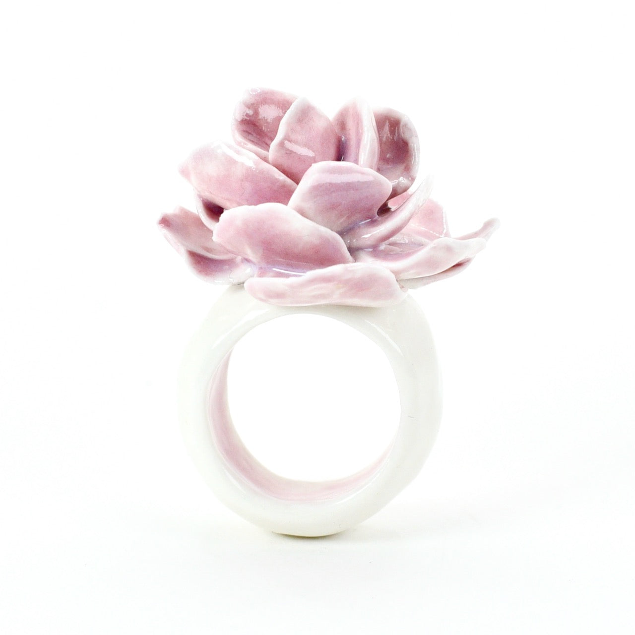 FARPHORIA_porcelain_ring_amethyst_rose_hand_pink