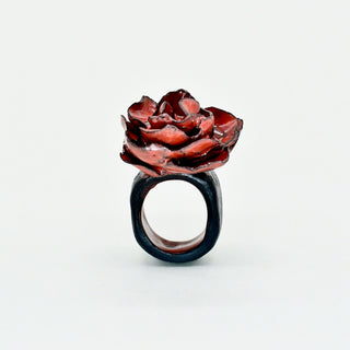 Farphoria_black_porcelain_ring_dusty_red_rose_unique_Baccarat